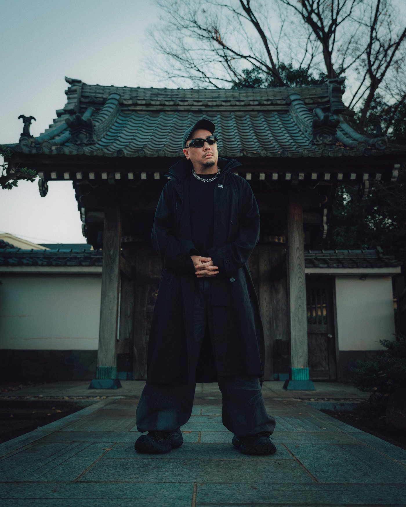 Dr.Ryo fotografiado frente a un templo en Japón